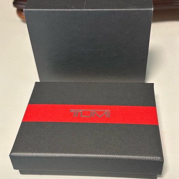 TUMI Black Delta Slim single leather wallet 3x4.375 new in box - Picture 2 of 4